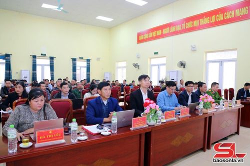 Cử tri xã Đoàn Kết dự hội nghị.