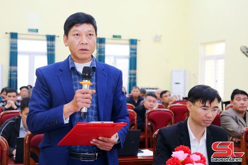 Cử tri xã Đoàn Kết phát biểu tại hội nghị.