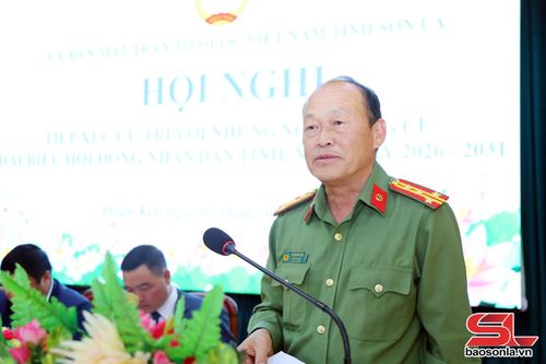Đồng chí Vì Quyền Chứ, Phó Giám đốc Công an tỉnh trình bày chương trình hành động.