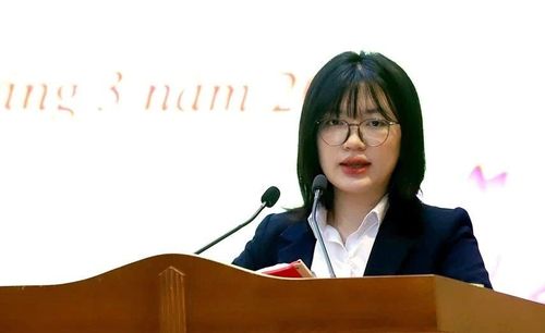 Đồng chí Quách Thanh Vân - Giáo viên Trường Tiểu học Trần Quốc Toản, phường Hòa Bình, tỉnh Phú Thọ trình bày chương trình hành động.