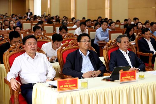 Các đại biểu dự hội nghị tiếp xúc cử tri.