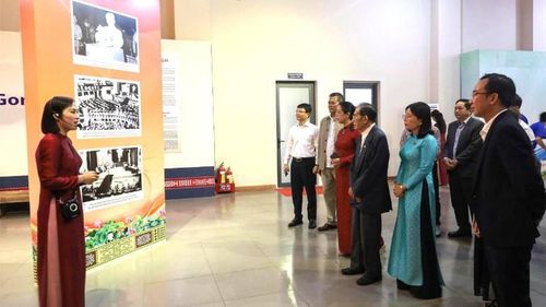  Các đại biểu tham quan triển lãm. 