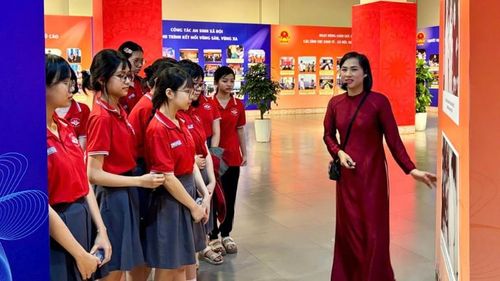  Các em học sinh tham quan triển lãm. 