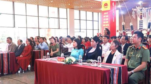  Các đại biểu dự khai mạc triển lãm. 