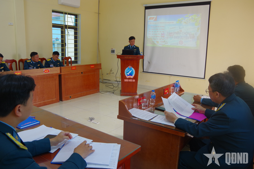 Thí sinh thực hành nội dung thi báo cáo viên. 