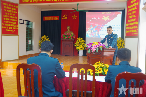 Thí sinh thực hành nội dung giảng bài chính trị. 