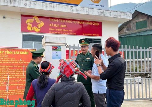 Đại úy Vũ Quốc Đạt, Đội trưởng Vận động quần chúng, Đồn Biên phòng Hua Bum, Bộ đội Biên phòng tỉnh Lai Châu hướng dẫn nhân dân bản Chang Chảo Pá, xã Hua Bum truy cập “Thư viện pháp luật số”. Ảnh: Đức Duẩn