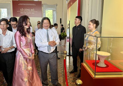 Cục trưởng Cục Di sản Văn hóa Lê Thị Thu Hiền và Phó Giám đốc Sở Văn hóa và Thể thao TP Hồ Chí Minh Nguyễn Minh Nhựt trò chuyện bên bảo vật Bát bồng gốm văn hóa Hoa Lộc.
