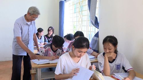 Ông Hà Nam Ninh dạy chữ Thái cho học sinh tại trường THCS DTNT Bá Thước.
