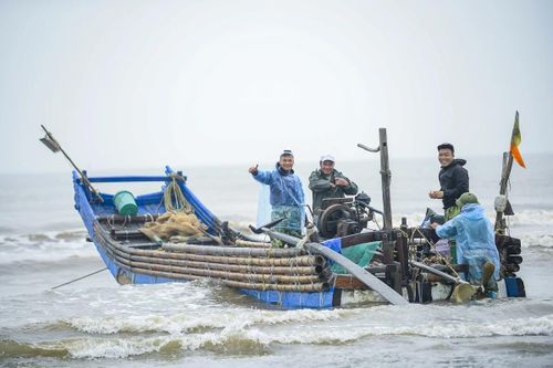 Theo ngư dân, việc đánh bắt sứa không quá phức tạp, chỉ cần thả lưới ở nơi sứa nổi dày rồi vớt lên bè, song do mỗi con khá nặng nên thường phải hai người cùng kéo. Mùa sứa kéo dài từ tháng Giêng đến tháng Ba âm lịch và không phải năm nào cũng dồi dào, vì vậy những năm được mùa như năm nay luôn khiến ngư dân vùng bãi ngang thêm phấn khởi.