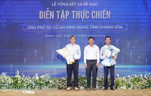 Ban Tổ chức trao giải Nhì cho Đội tấn công số 8 và Đội tấn công số 7.