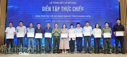 Ban tổ chức trao Giấy chứng nhận hoàn thành chương trình Diễn tập thực chiến ứng phó sự cố an ninh mạng tỉnh.