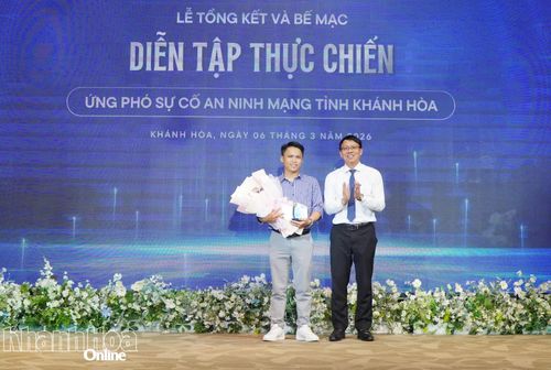 Đồng chí Nguyễn Thanh Hà trao giải Nhất cho Đội tấn công số 9.