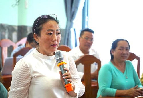 Cử tri phường Bình Thuận nêu kiến nghị tại buổi tiếp xúc