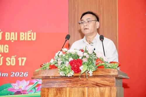 Ông Vũ Minh Tấn, Chuyên viên Ủy ban MTTQ Việt Nam phường, Phó Chủ tịch Hội Nông dân phường Cam Ly - Đà Lạt trình bày chương trình hành động tại Hội nghị