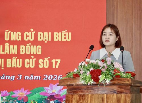 Bà Ngô Thị Thanh Phương, Phó Bí thư Thường trực Đảng ủy phường Hàm Thắng trình bày chương trình hành động tại Hội nghị