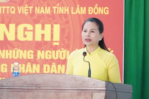 Ứng cử viên Nguyễn Thị Thu Hường, Tỉnh ủy viên, Bí thư Đảng ủy - Chủ tịch HĐND xã Quảng Sơn trình bày chương trình hành động trước cử tri