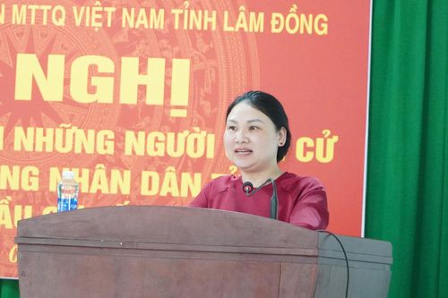 Ứng cử viên Nguyễn Thị Xuyến, Phó Chánh văn phòng Ủy ban MTTQ Việt Nam tỉnh trình bày chương trình hành động trước cử tri xã Quảng Sơn