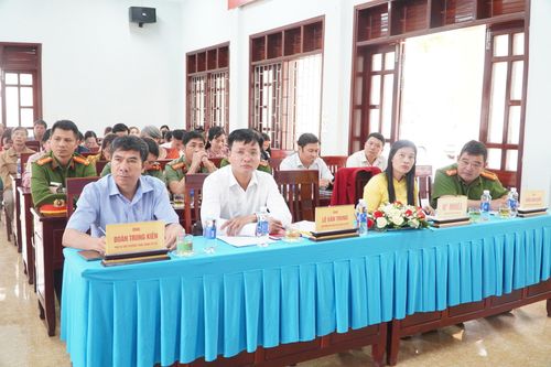 Các đại biểu và cử tri tham dự hội nghị