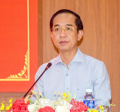 Thay mặt các ứng cử viên, đồng chí Hồ Thanh Thủy, Phó Bí thư Tỉnh ủy, Chủ tịch Ủy ban MTTQ Việt Nam tỉnh Cà Mau, phát biểu tại hội nghị.