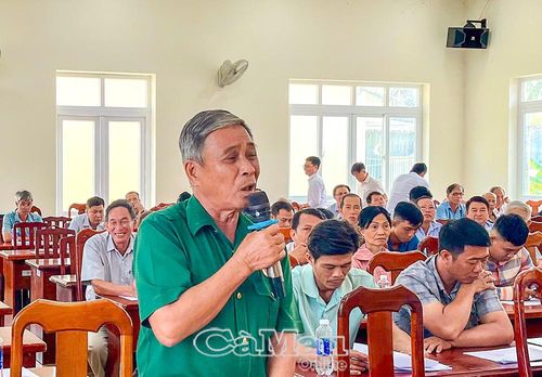 CCB Nguyễn Văn Bình (cử tri ấp Trời Mọc) bày tỏ ý kiến về việc cần quan tâm hơn nữa trong công tác cải cách hành chính phục vụ người dân giải quyết các giấy tờ, thủ tục.