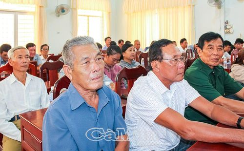 Nhiều cử tri cao tuổi đến dự buổi tiếp xúc, thể hiện sự quan tâm đến hoạt động bầu cử.