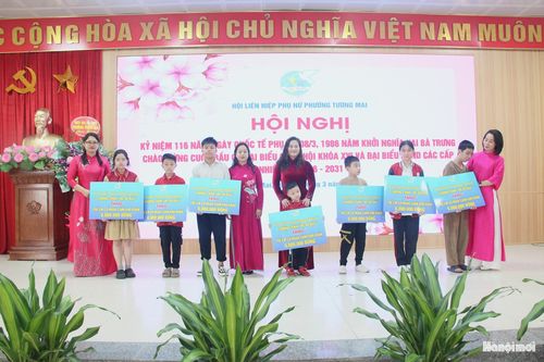 Đại diện lãnh đạo phường Tương Mai trao tặng biểu trưng kinh phí hỗ trợ cho các cháu theo chương trình "Mẹ đỡ đầu". Ảnh: T.H