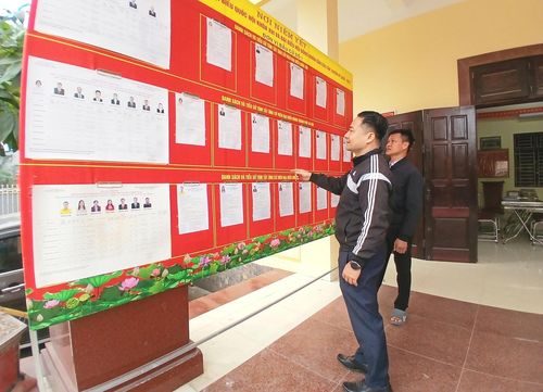 Người dân đến xem thông tin các ứng cử viên trước ngày bầu cử. Ảnh: Hoàng Quyết