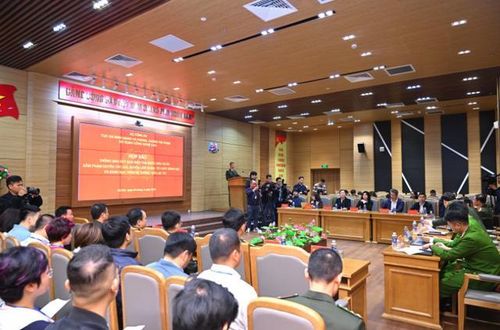 Cục An ninh mạng và phòng, chống tội phạm sử dụng công nghệ cao phối hợp cùng Công an tỉnh Hưng Yên tổ chức họp báo thông báo kết quả điều tra bước đầu vụ án xâm phạm quyền tác giả, quyền liên quan; tổ chức đánh bạc và đánh bạc trên hệ thống “Xôi Lạc TV”. Ảnh: Bộ Công an