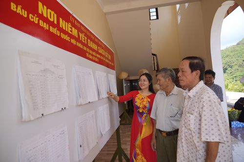 Cử tri đặc khu Thổ Châu xem danh sách niêm yết tại nơi bỏ phiếu