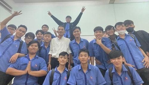 ThS Nguyễn Khánh Gia cùng sinh viên Trường Cao đẳng Lý Tự Trọng (TPHCM). Ảnh: NTCC