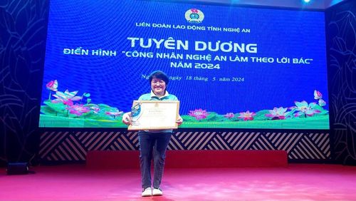 Chị Loan nhận được nhiều bằng khen, giấy khen vì sự cố gắng, nỗ lực không ngừng nghỉ.