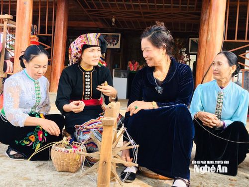 Nghệ nhân Sầm Thị Tình cùng bà con bản Hoa Tiến đổi mới tư duy, phát triển nghề dệt thổ cẩm.