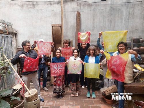 Không chỉ được khách hàng trong nước yêu thích, sản phẩm thổ cẩm Hoa Tiến còn thu hút nhiều du khách và khách hàng quốc tế.
