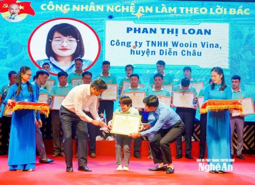 Đại diện lãnh đạo Tỉnh ủy và Liên đoàn Lao động tỉnh Nghệ An trao bằng khen cho chị Phan Thị Loan - công nhân tiêu biểu làm theo lời Bác năm 2024.