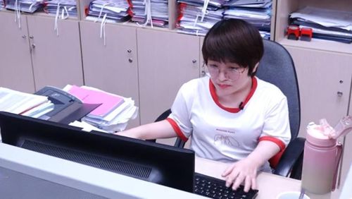 Dù chỉ cao 1,26m, nặng 32kg, đi lại khó khăn, chân tay thường xuyên đau nhức nhưng chị Loan đã nỗ lực học tập, vươn lên trở thành kế toán kiêm Phó Chủ tịch Công đoàn doanh nghiệp FDI, với hơn 2.000 công nhân lao động.