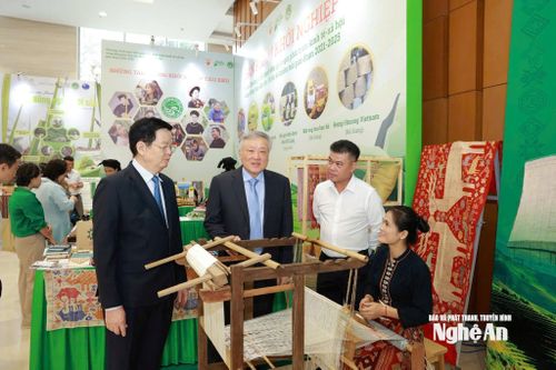 Nghệ nhân Sầm Thị Tình mang các sản phẩm thổ cẩm Hoa Tiến đến nhiều hội chợ, gian hàng trong và ngoài nước.