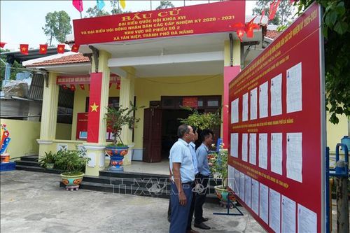 Khu vực bỏ phiếu số 2, xã Tân Hiệp được trang trí khoa học, đúng quy định. Ảnh: Anh Dũng/TTXVN