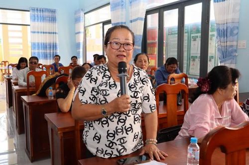 Cử tri Hồ Thị Lan đề nghị tiếp tục đẩy mạnh công tác cải cách hành chính, tạo điều kiện thuận lợi cho người dân.