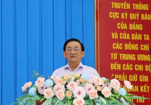 Đồng chí Trần Quốc Tuấn, Giám đốc Sở Công Thương tỉnh Vĩnh Long trình bày chương trình hành động, thể hiện quyết tâm và tinh thần trách nhiệm cao trước nhân dân.