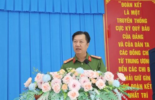 Đại tá Nguyễn Văn Hạnh, Phó Giám đốc Công an tỉnh Vĩnh Long, thay mặt các ứng cử viên ghi nhận, đánh giá cao những ý kiến tâm huyết, trách nhiệm của cử tri.