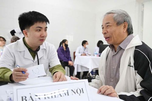 Khi trạm y tế được nâng cấp, người cao tuổi không còn tâm lý ngại đi khám bệnh.