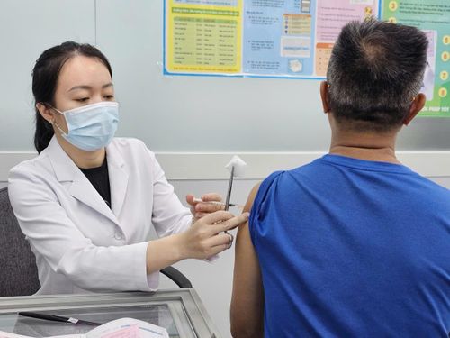  Người dân đi tiêm vaccine sau kỳ nghỉ kéo dài. Ảnh: Nguyễn Thuận. 