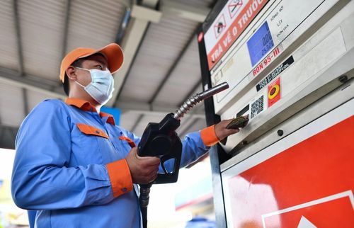 Chiến sự Trung Đông căng thẳng khiến nhà máy lọc dầu của Việt Nam gặp khó khăn. Ảnh: Phạm Ngôn.
