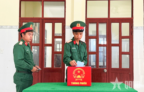 Cử tri đảo Hòn Từ bỏ phiếu bầu cử.
