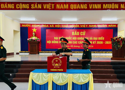 Cán bộ, chiến sĩ các lực lượng vũ trang làm nhiệm vụ tại đặc khu Thổ Châu tham gia bầu cử.