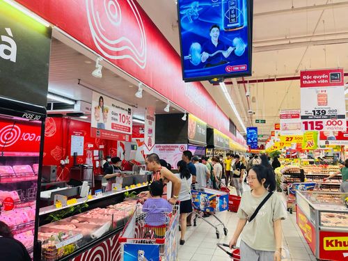  Người tiêu dùng chọn mua thực phẩm tại một siêu thị ở TPHCM. Ảnh: GIA HÂN 