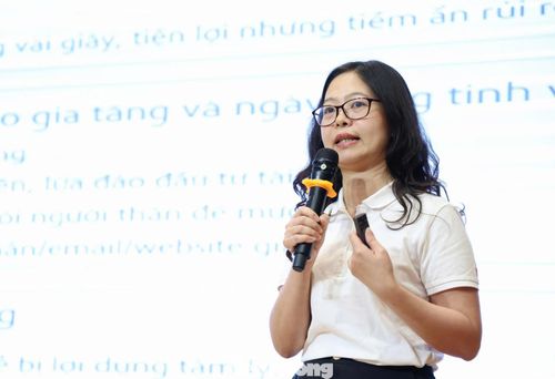  Bà Phạm Châu Loan, Phó trưởng Phòng Phát triển kênh số và đối tác của Vietcombank phát biểu tại hội thảo 