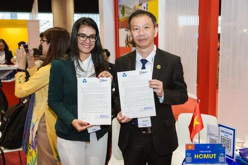 Đại diện Trường Đại học Bách khoa (Đại học Quốc gia TPHCM) ký kết bản ghi nhớ hợp tác (MoU) với CGC University, Ấn Độ. Ảnh: HCMUT