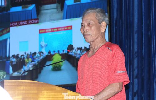 Cử tri Nguyễn Xuân Bính sáng tác thơ về bầu cử, tặng các ứng cử viên.